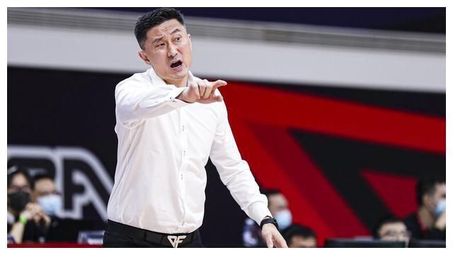因为他心里很清楚，这些人，虽然都是家人，但更是敌人。